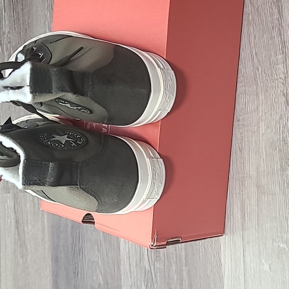 Converse All Star Hi tops fur lined. Unisex- M: 6.5 W: 8.5. New in box - Picture 4 of 7